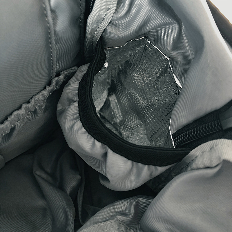バッグ内部の両サイドについているドリンクホルダーポケットは保温機能付きです。